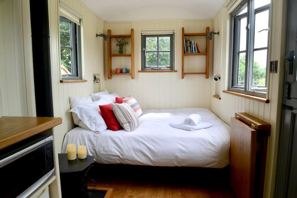 The Shepherd'S Hut @ Chichester Cottage Exterior photo